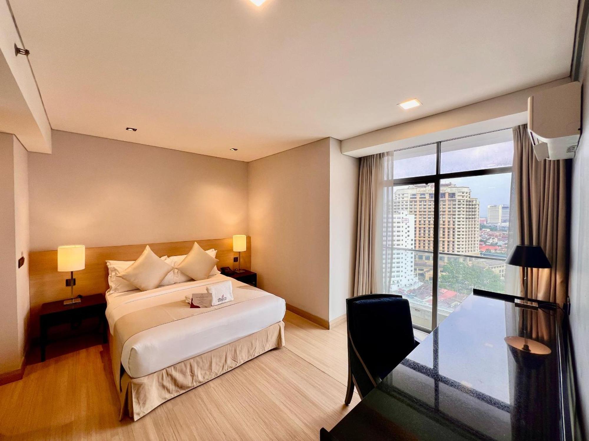 Managed By The Straits & 4*